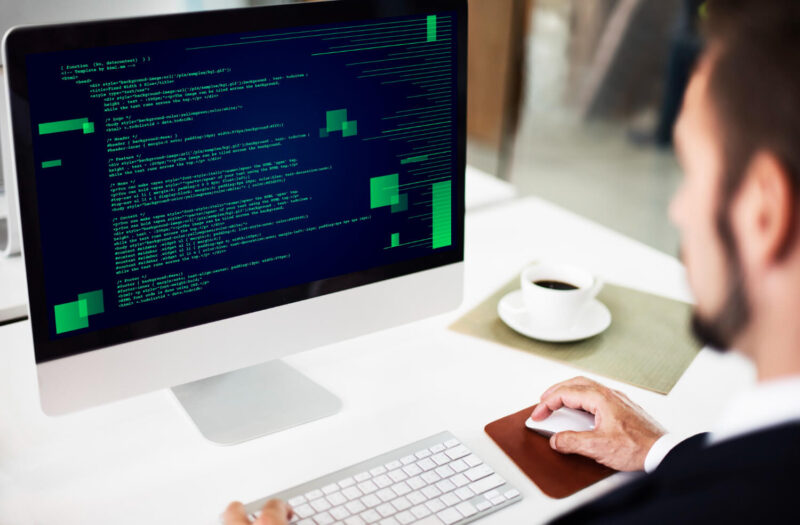 pracownik przygląda się automatyzacji instalacji za pomocą makr na wielu komputerach jednocześnie