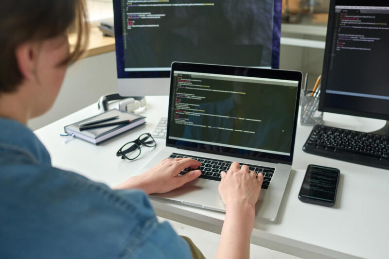 pracownik sprawdza, jakie są możliwości systemu makr do automatyzacji instalacji oprogramowań