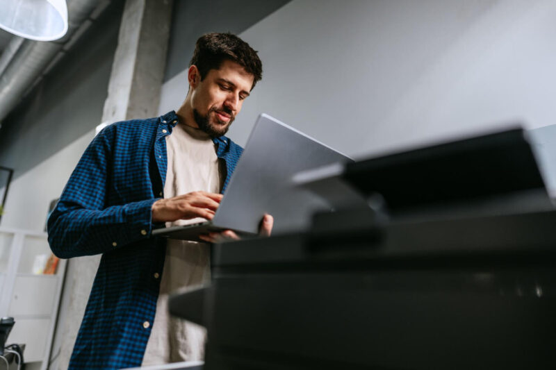 Administrator IT przygotowujący komputer do wydania nowemu pracownikowi