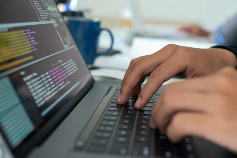 Specjalista IT wpisuje polecenia i uruchamia skrypt automatyzujący zadania administracyjne